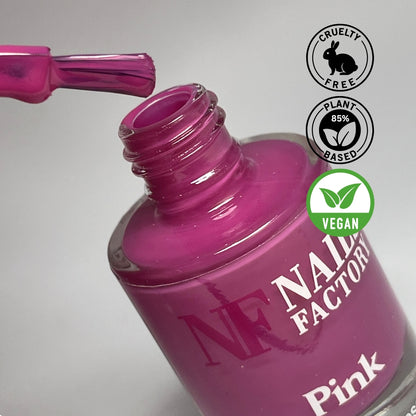 Grüner pflanzenbasierter Nagellack von claire beauty in Pink, auf Nagelprobe sichtbar, zeigt Farbton und Textur.