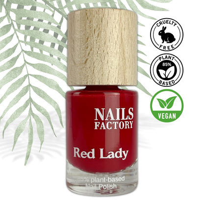 Grüner pflanzenbasierter Nagellack Red Lady von claire beauty, geöffneter Flakon mit lackiertem Nagel.