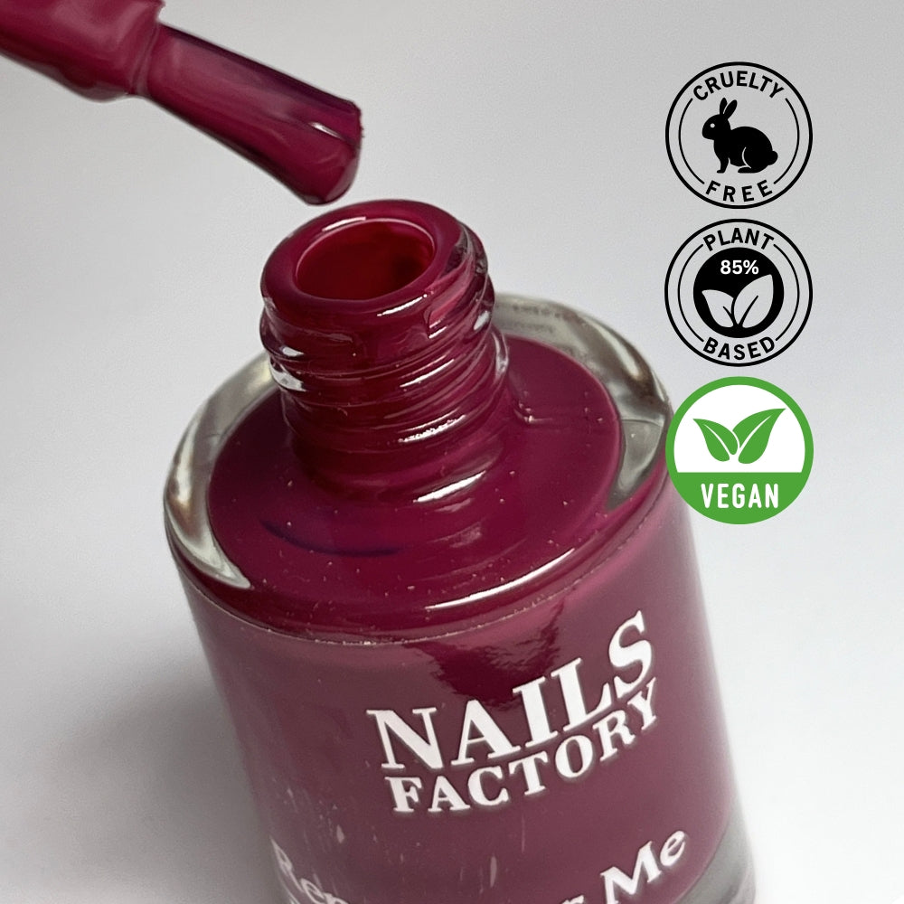 Grüner, pflanzenbasierter Nagellack Remember Me von claire beauty, Swatch mit Lack auf Nagelprobe sichtbar