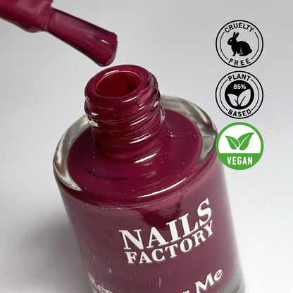 Grüner, pflanzenbasierter Nagellack Remember Me von claire beauty, Swatch mit Lack auf Nagelprobe sichtbar