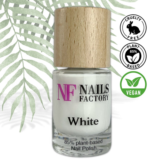 Grüner pflanzenbasierter Nagellack von claire beauty in Weiß, Nahaufnahme des Fläschchens auf weißem Hintergrund