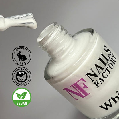 Grüner pflanzenbasierter Nagellack von claire beauty auf einem Fingernagel, weißer Nagellack-Swatch sichtbar