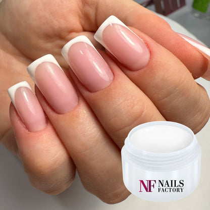 Weiße French-Gel-Nagellack von Nails Factory, zeigt gepflegte, elegante Nagelspitzen mit glänzendem Finish.