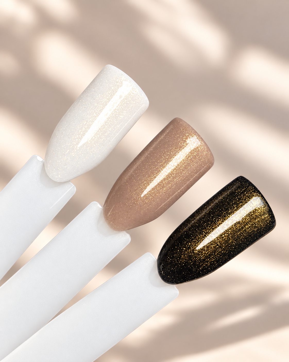 Finish Gel Glitter Gold von claire beauty: feiner Goldschimmer auf verschiedenen Nageluntergründen