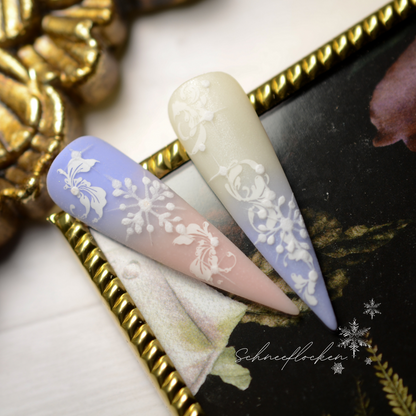 Weisse Schneeflocken-Nailart auf pastellfarbenen Mustertips – Designvorschau zum Online Workshop